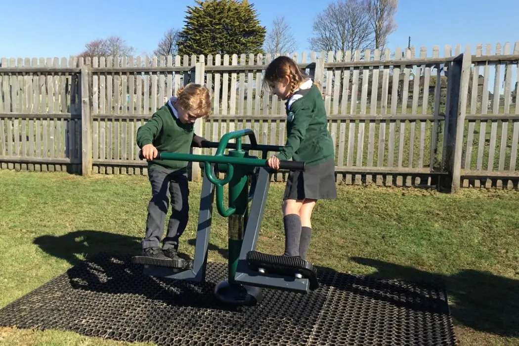 Ten Outdoor Gym Pieces Liven Up School Break Times | Isle of Wight 
