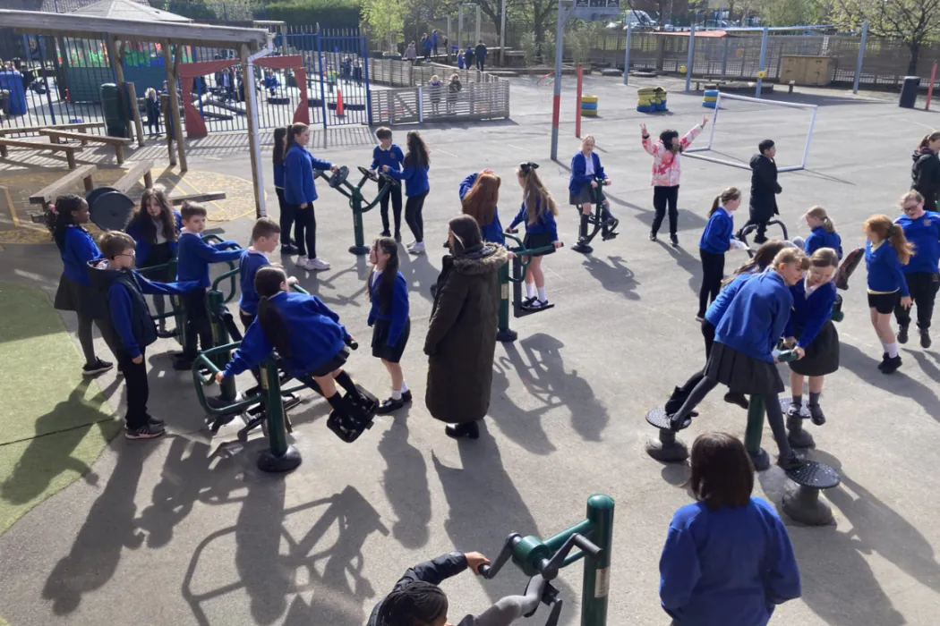  Children's Outdoor Gym Equipment Promotes Healthy Lunchtimes | Swinton